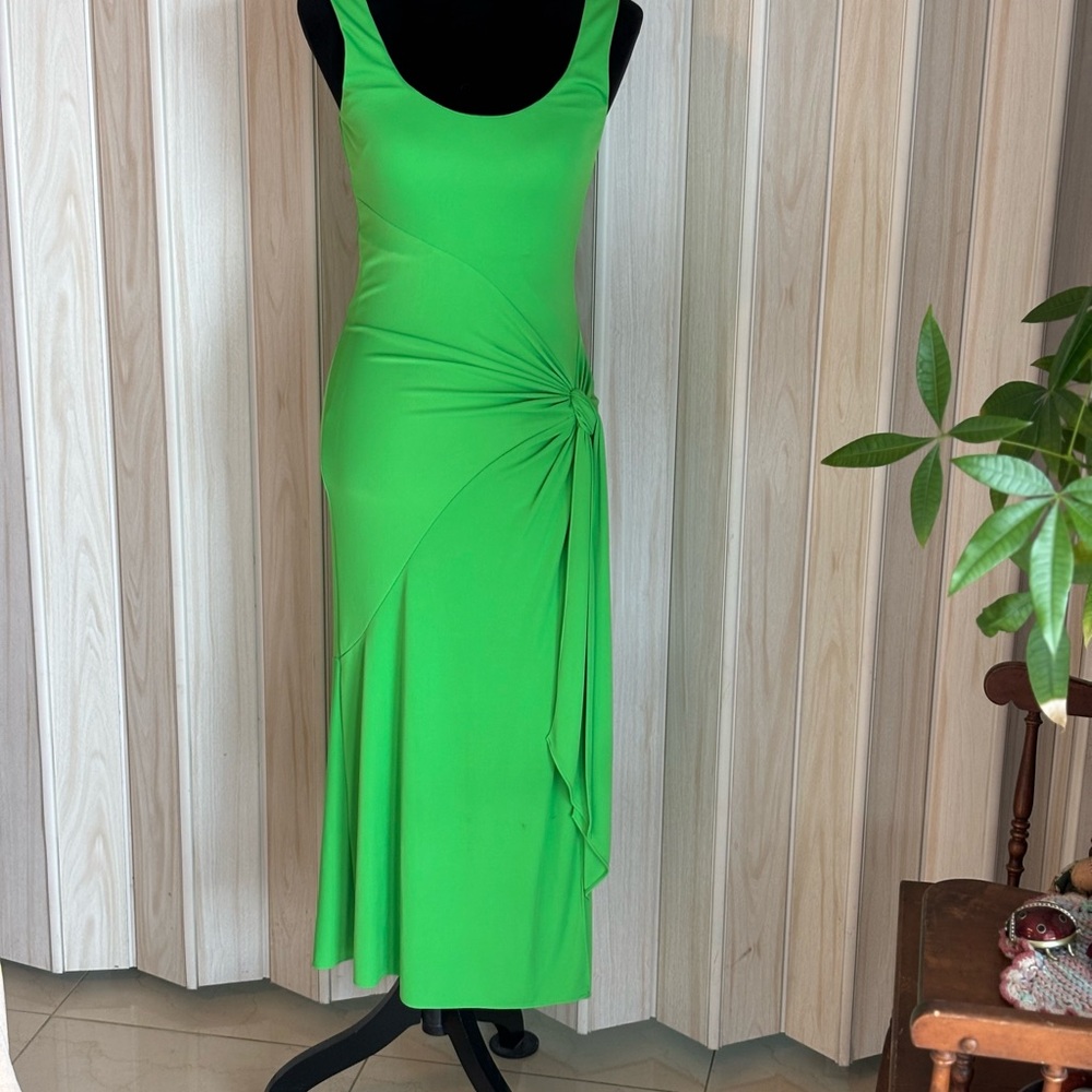 Cinq a Sept  5 a 7 DRESS, BACK ZIP  CLOSURE , SLEEVELESS.